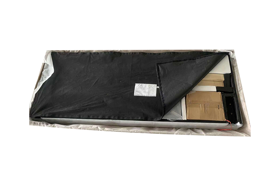 Čalouněná postel s knoflíkem z šedé látky N7