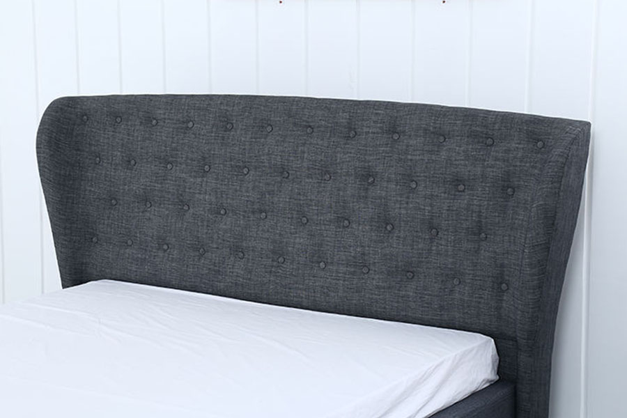 1292G European Wingback čalouněná postel s dřevěnými nohami v šedém lnu