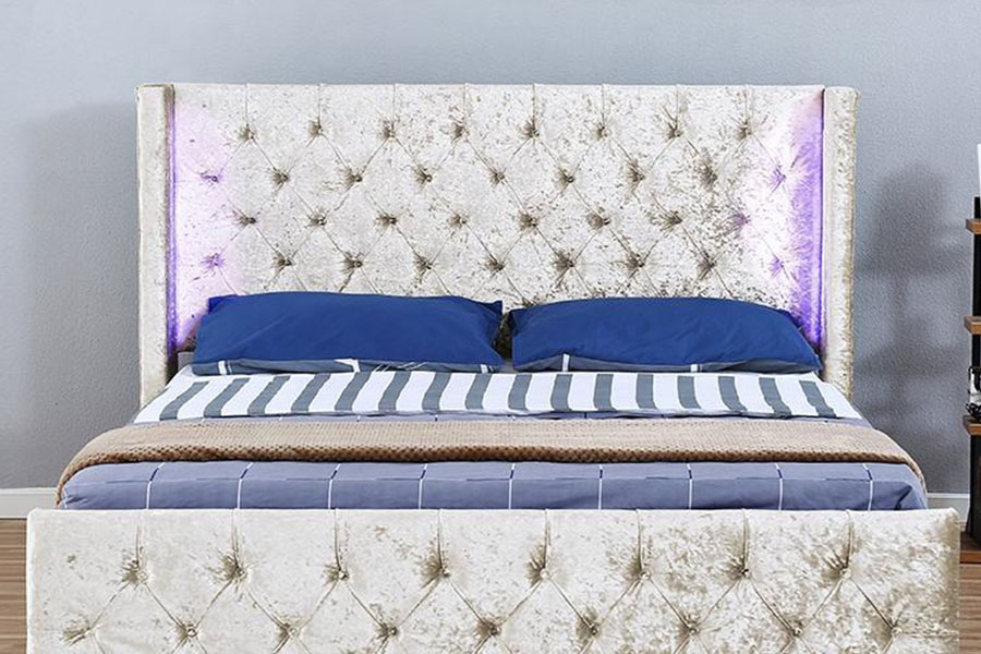 Dřevěný úložný rám postele 1290-1G Silver-Velvet LED okřídlený-Diamante
