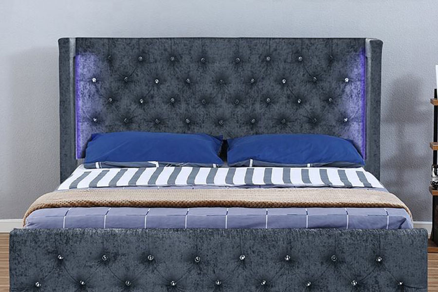 Dřevěný úložný rám postele 1290-1G Silver-Velvet LED okřídlený-Diamante